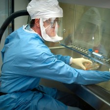 Μελετώνται πάνω από 130 θεραπείες κατά του κορωνοϊού
